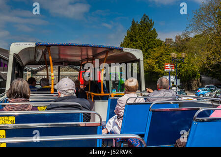 Visiteurs sur le open top 599 bus service de Bowness on Windermere à Grasmere, Windermere, Lake District, Cumbria Banque D'Images