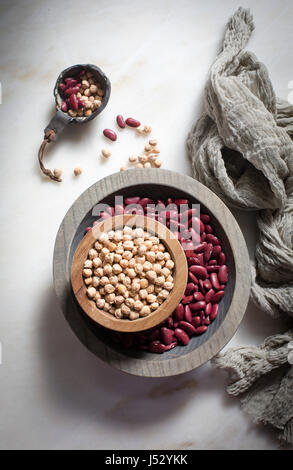 Garbanzo / les pois chiches et les haricots dans des bols individuels empilés - sur de haut en bas tourné sur une table en marbre Banque D'Images