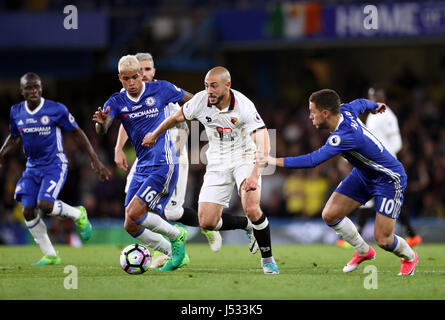 La Watford Nordin Amrabat batailles pour la balle avec Chelsea's Eden Hazard (droite) et Robert Kenedy au cours de la Premier League match à Stamford Bridge, Londres. Banque D'Images