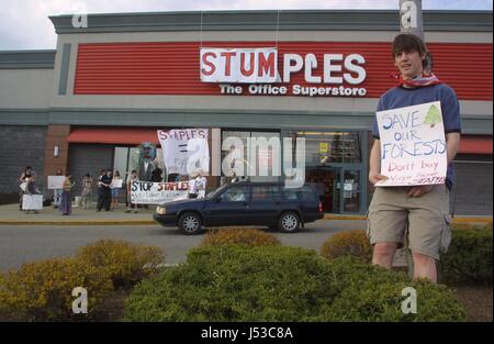 Ben Derrick manifestations contre les agrafes Jeudi, 11 avril 2002 à Baltimore, Maryland. Les manifestants affirment que la forêt ancienne Staples produits dans l'étude l'entreprise vend. (Photo de Jeremy Hogan) Banque D'Images