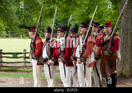 Des soldats britanniques au cours d'une reconstitution de la guerre révolutionnaire du 18ème siècle à Mount Vernon - Virginia USA Banque D'Images