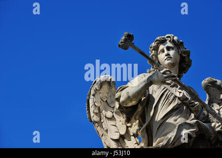 Angel statue en marbre avec éponge, un chef d'œuvre baroque du 17ème siècle sur le Pont Saint Ange à Rome (avec ciel bleu et l'espace de copie) Banque D'Images