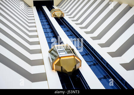 Little Rock Arkansas, The Peabody Little Rock, hôtel, atrium, ascenseur en verre, étages intérieurs, rangées, design, haut, bas, balcons, AR080531008 Banque D'Images