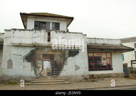 Swanage, UK - 12 mai : une fresque sur un mur d'un bâtiment par delelict Pier de Swanage. Vue générale d'​The ​Swanage​ ville de bord de mer dans le Dorset, en Angleterre.​ © David Mbiyu/Alamy Live News Banque D'Images