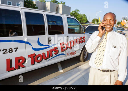 Arkansas North Little Rock,South Broadway Street,tour van driver,Black man men male,chauffeur,working,work,employee worker Workers staff,van,phone,pho Banque D'Images