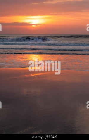 Coucher du soleil à Welcombe Bouche Beach dans le Nord du Devon, Royaume-Uni. Banque D'Images