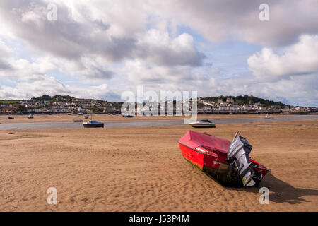 Un voile rouge repose le sable, Instow beach sur une journée ensoleillée dans le Devon Banque D'Images