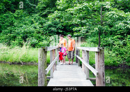 Arkansas Randolph County, Pocahontas, Old Davidsonville historique State Park, Trappers Lake Trail, adultes homme hommes hommes, femme femme femme dame, père Banque D'Images