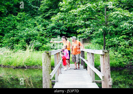 Arkansas Randolph County,Pocahontas,Old Davidsonville historique State Park,Trappers Lake Trail,homme hommes,femme femmes,père,mère,fille filles Banque D'Images