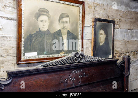 Arkansas Maynard, Maynard Pioneer Museum & Park, cabane en bois, patrimoine régional, préservation historique, 19e, début du 20e siècle, photographie d'époque, homme hommes mal Banque D'Images