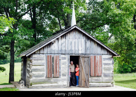 Arkansas Maynard, Maynard Pioneer Museum & Park, église en bois, patrimoine régional, homme hommes hommes, femme femmes, seniors citoyens, historique p Banque D'Images