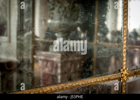 Graffiti sur le miroir des murs dans le Palais de Versailles Banque D'Images