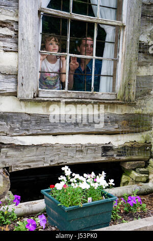 Arkansas Maynard, Maynard Pioneer Museum and Park, cabane en rondins, patrimoine régional, filles, jeunes jeunes jeunes jeunes jeunes filles enfant enfant enfant enfant enfant enfant enfant enfant Banque D'Images