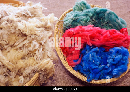 Arkansas Randolph County,Pocahontas,Petites fibres agricoles,produits de laine,laine teints,fils,tonte de mouton,paniers,teintes,couleurs,fibres naturelles,polaire,AR080602 Banque D'Images