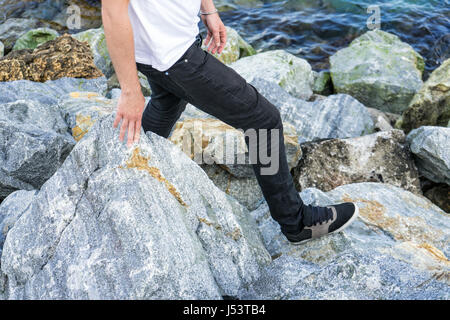 Homme debout sur des jambes randonneur pierre montagne peak rock Banque D'Images