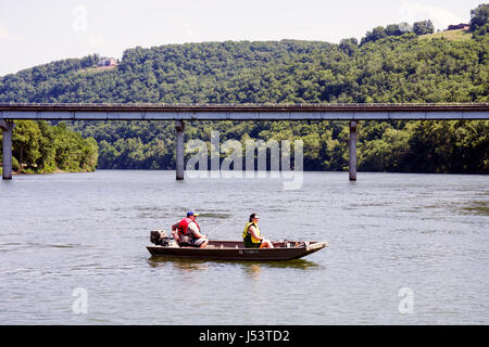 Arkansas Ozark Mountains,Allison,White River,homme hommes,femme femmes,pêche en eau douce,pêcheur à la ligne,bateau,moteur hors-bord,pont,tige,gilet de sauvetage,sécurité Banque D'Images