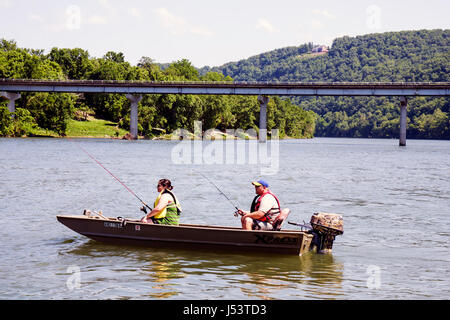 Arkansas Ozark Mountains,Allison,eau de White River,adultes homme hommes,femme femme femme dame,pêche en eau douce,pêcheur à la ligne,bateau,moteur hors-bord,bri Banque D'Images