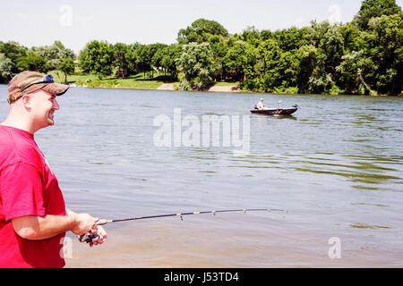 Arkansas Ozark Mountains,Allison,White River Water,adulte adultes homme hommes,pêche en eau douce,pêcheur,rivage,bateau,tige,bobine,récréation,sport,visiteurs t Banque D'Images