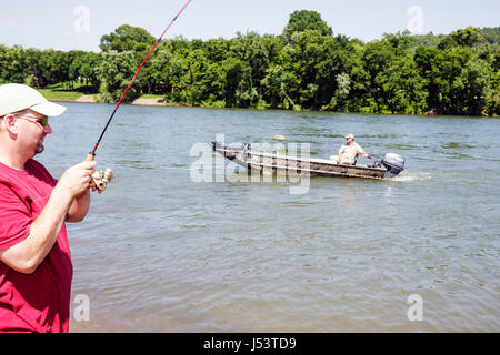 Arkansas Ozark Mountains,Allison,eau de la rivière White,adultes homme hommes,pêche en eau douce,pêcheur à la ligne,rivage,tige,rabatteur,hors-bord bateau à moteur,loisirs,s Banque D'Images