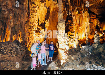 Arkansas Ozark Mountains, Blanchard Springs Caverns, homme hommes, femme femmes, filles, enfants adolescents adolescents adolescents adolescents étudiant goujon Banque D'Images