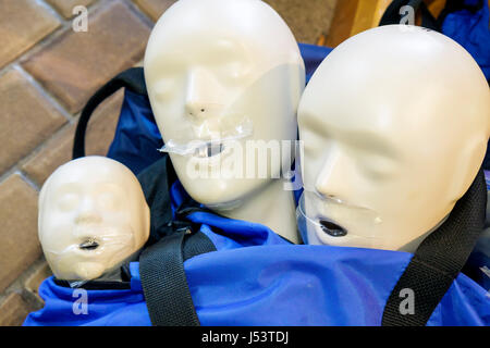 Arkansas Ozark Mountains,Blanchard Springs Caverns,CPR mannequins,démonstration de sécurité,premiers soins,mannequin,sauvetage,formation,bouche à bouche,les visiteurs voyagent Banque D'Images