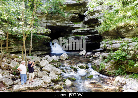 Arkansas Ozark Mountains,Blanchard Springs Recreation Area,homme hommes,chute d'eau,bois,formations rocheuses,arbres,forêt,ouverture de caverne,AR080603043 Banque D'Images