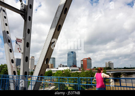 Little Rock Arkansas, Junction Bridge, River Water Trail, Bridge, au-dessus de l'eau de la rivière Arkansas, adultes femme femme femme dame, passerelle, portée, lien, rail br Banque D'Images