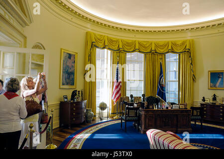 Little Rock Arkansas,William J. Clinton Presidential Library,Oval Office,femme femmes,prendre photo,réplique pleine échelle,42nd Président,résidents,exh Banque D'Images