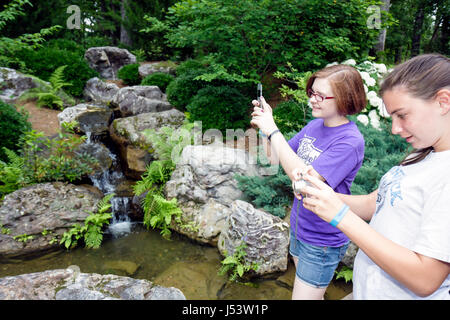 Arkansas Hot Springs,Garvan Woodland Gardens,filles,2 deux,adolescents adolescents adolescents adolescents adolescents adolescents adolescents adolescents adolescents adolescents adolescents, nature,botanique,flore,plante,forêt,sceni Banque D'Images