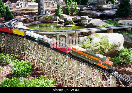 Arkansas Hot Springs,Garvan Woodland Gardens,Model train Garden,Scale model train,locomotive,wagon-citerne,trémie,afficher la voie de vente,chemin de fer,paysage,pla Banque D'Images