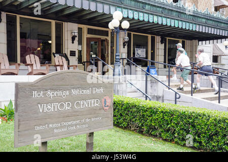 Arkansas Hot Springs, Hot Springs National Park, Central Avenue, Bathhouse Row, Fordyce Bath House, maisons, Visitor Center, centre, panneau, homme hommes, porche, en Banque D'Images