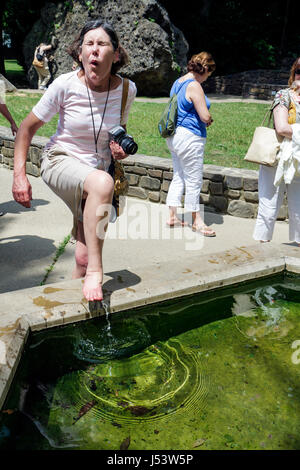 Arkansas Hot Springs, Hot Springs National Park, Hot Water Cascade, réaction, adultes femme femme femme dame, chaud, 143 degrés Fahrenheit, pieds de trempette, hea Banque D'Images