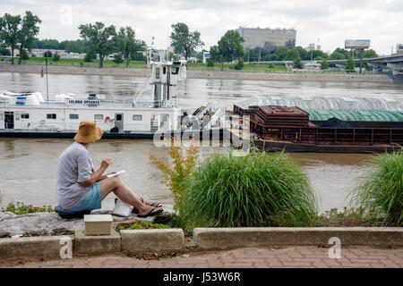 Little Rock Arkansas,Arkansas River,Breckling Riverfront Park,femme femme femme,assis,chapeau,barge,transport,remorqueur,navigation,remorqueur,AR080607007 Banque D'Images