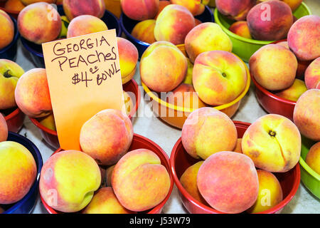 Little Rock Arkansas,River Market,Farmers market,vendeuses,vendeuses,Georgia Peaches,bols,fruits,alimentation,agriculture,afficher le prix de vente,AR080607019 Banque D'Images