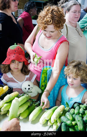 Little Rock Arkansas,River Water Market,Farmers Market,Farmer's,Farmers',acheteurs,vendeurs,produits locaux,adultes femme femme dame,gir Banque D'Images