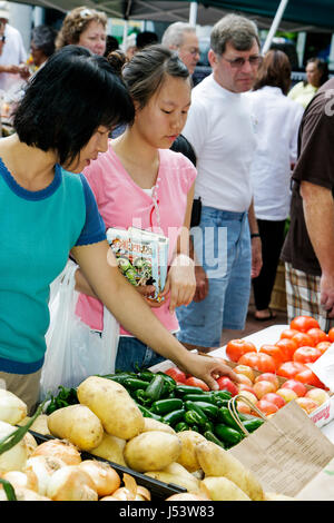 Little Rock Arkansas,River Water Market,Farmers Market,Farmer's,Farmers',acheteurs,vendeurs,produits locaux,Vietnamiens,immigrants d'origine asiatique Banque D'Images