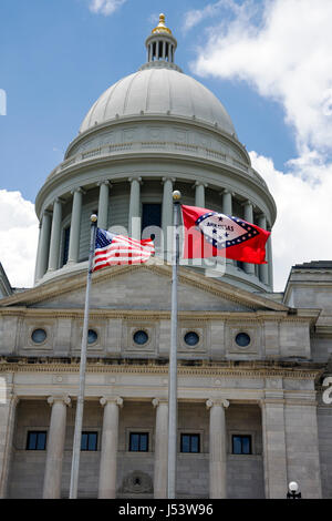 Little Rock Arkansas, bâtiment du capitole de l'État, style néo-classique, calcaire indigène, dôme, colonnes ioniques, drapeau de l'État, extérieur, avant, entrée, façade, Banque D'Images