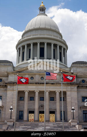 Little Rock Arkansas, bâtiment du capitole de l'État, style néo-classique, calcaire indigène, dôme, colonnes ioniques, drapeau de l'État, extérieur, avant, entrée, façade, Banque D'Images