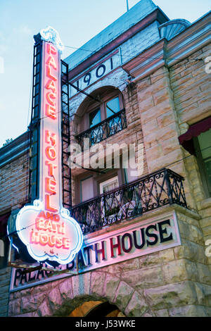 Eureka Springs Arkansas, Ozark Mountains, Palace Hotel & Bath House, maisons, construit en 1901, panneau au néon, entrée, avant, crépuscule, soir, soirée de nuit, AR080608034 Banque D'Images