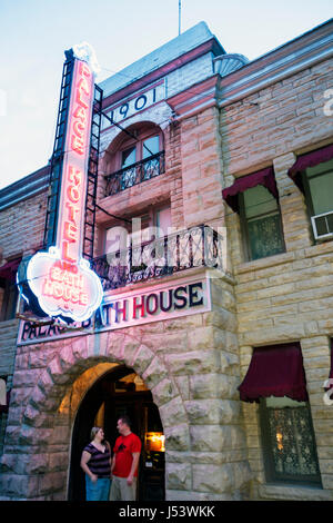 Eureka Springs Arkansas, Ozark Mountains, Palace Hôtel et Bath maisons maisons maison résidence, construit 1901, panneau néon, entrée, avant, crépuscule, soirée, nuit Banque D'Images