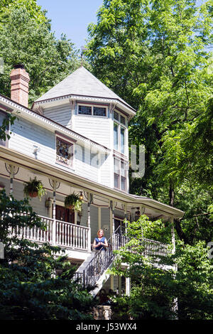 Eureka Springs Arkansas, Ozark Mountains, Arsenic & Old Lace Bed & Breakfast Inn, femmes femmes, invité, porche, hospitalité, drôle, humour, humour, humour, Banque D'Images