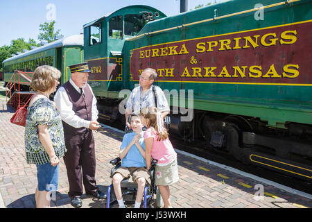 Eureka Springs Arkansas, Ozark Mountains, Eureka Springs & North Arkansas Railway, chef d'orchestre, homme hommes hommes, filles, femmes enfants garçons, hommes d Banque D'Images