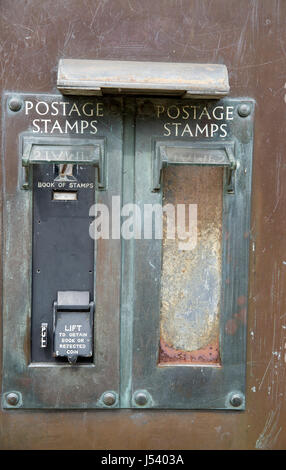 Ancien distributeur de timbres-poste à Oakham Banque D'Images