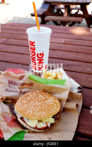 Burger King Whopper burger grand repas avec boisson froide UK Banque D'Images