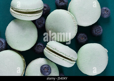 Tourné directement au-dessus des macarons à la myrtille Banque D'Images