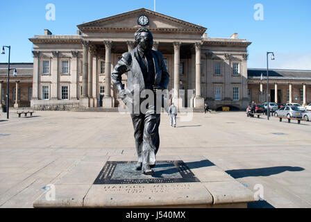 Statue de Harold Wilson en face de la gare à Huddersfield Banque D'Images