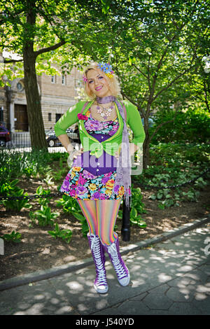 Une belle jeune fille avec son propre style dans un costume coloré à Washington Square Park à Greenwich Village à New York. Banque D'Images