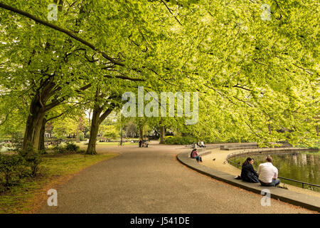 Les gens de détente dans le jardin du palais ou Paleistuin du palais Noordeinde, le groupe palais de roi Willem-Alexander des Pays-Bas, La Haye (Den Haag). Banque D'Images
