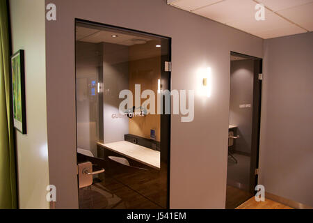 OSLO, Norvège - JAN 21st, 2017 : Salon de classe affaires de l'aéroport intérieur de SAS, salle de travail privé ou bureau avec un bureau dans un salon de fidélisation pour les clients Gold SAS Banque D'Images