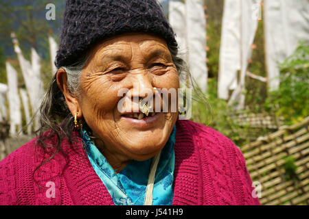 Les femmes âgées de la tribu des Grurung withtrraditional les bijoux, un anneau d'or dans le nez et d'oreilles. Yuksom, Sikkim, Inde Banque D'Images